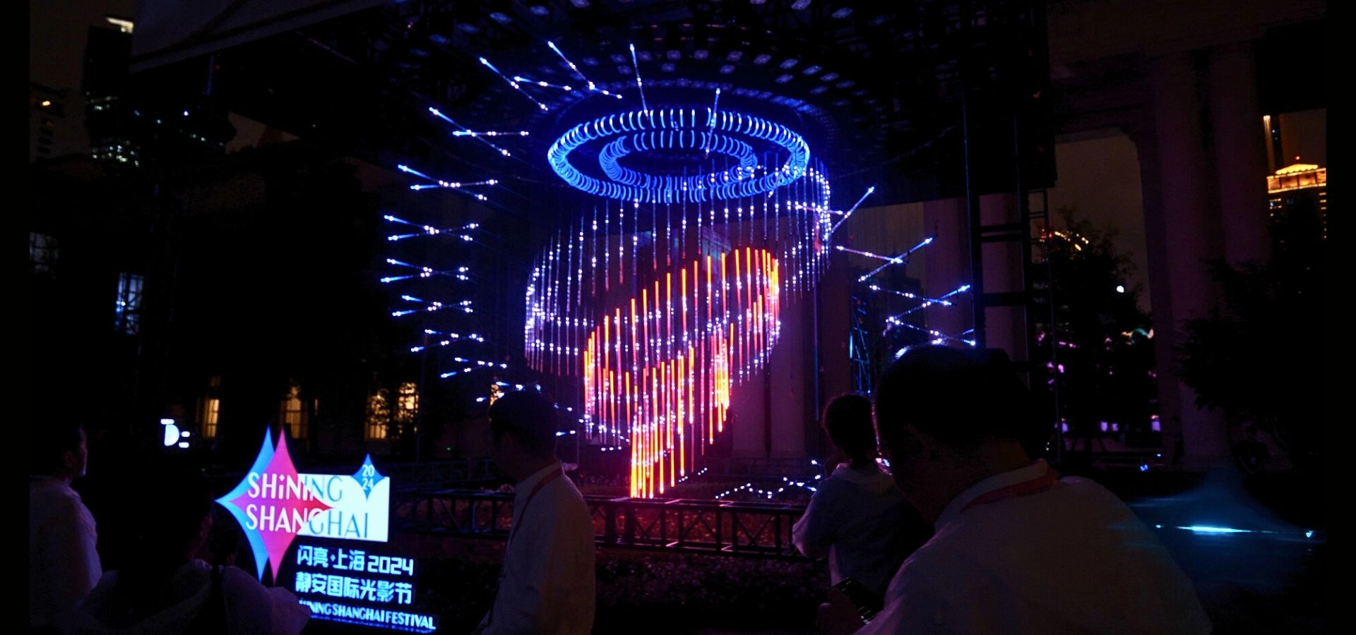 Illuminating the Night: DLB’s Glints Circle Shines at the SHANGHAI INTERNATIONAL FESTIVAL - FENG-YI