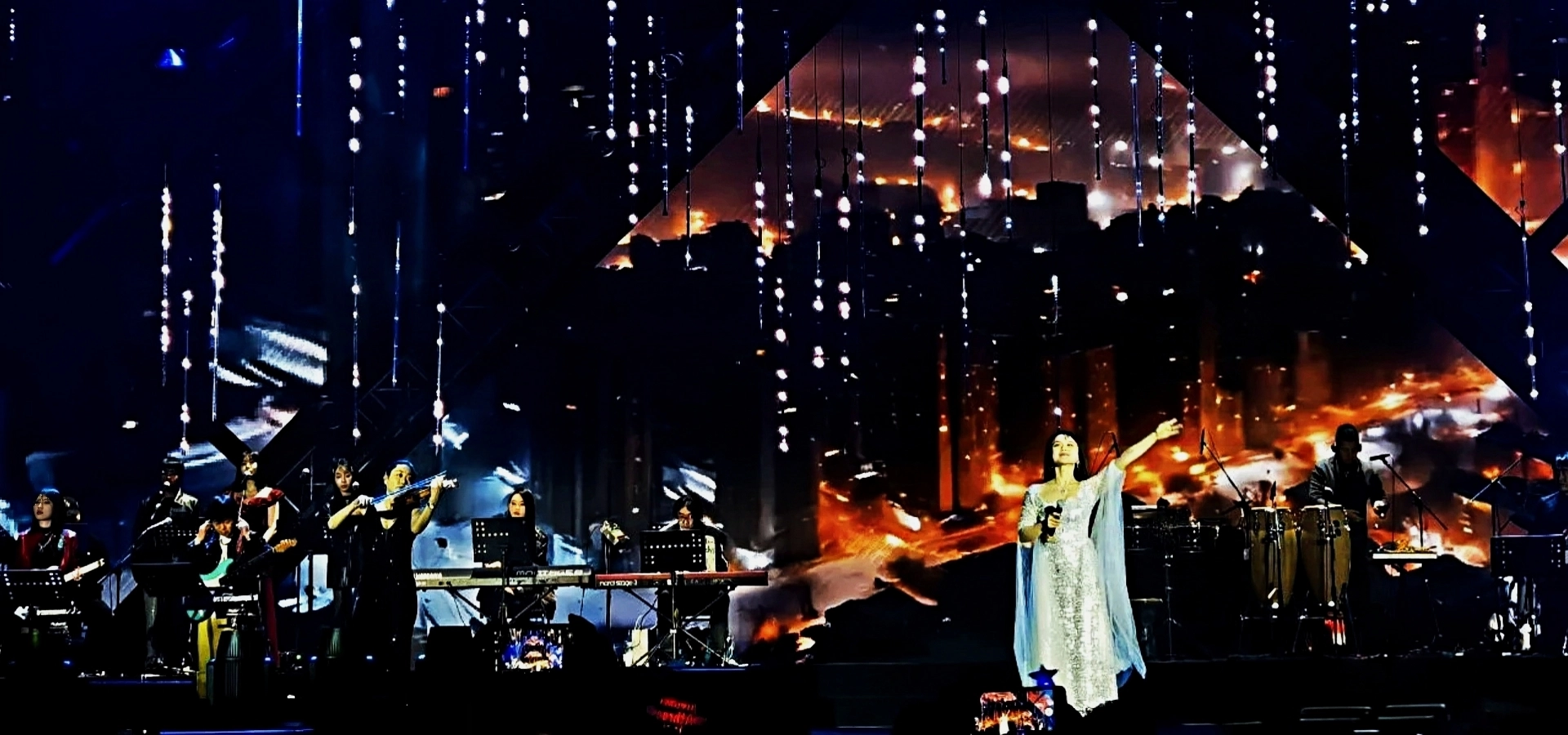 2025 New Songs for Xinjiang New Year’s Concert: Singing the New Year’s Prelude in Spiritual Light and Shadow - FENG-YI