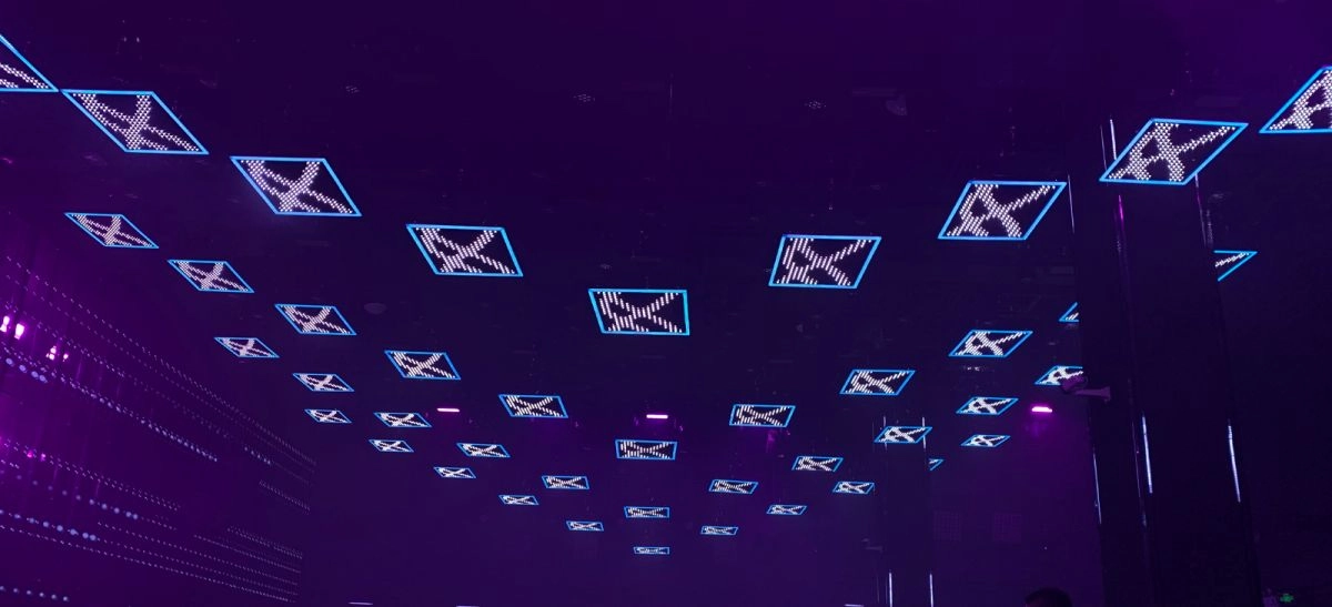 A must for a pub ambiance- kinetic quadrilateral light - FENG-YI