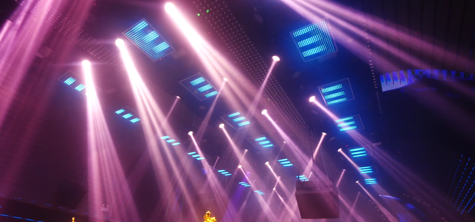 Dongguan HeyDay Club grand opening, innovative Kinetic square beam panel and dreamy lights together draw a brilliant night - FENG-YI