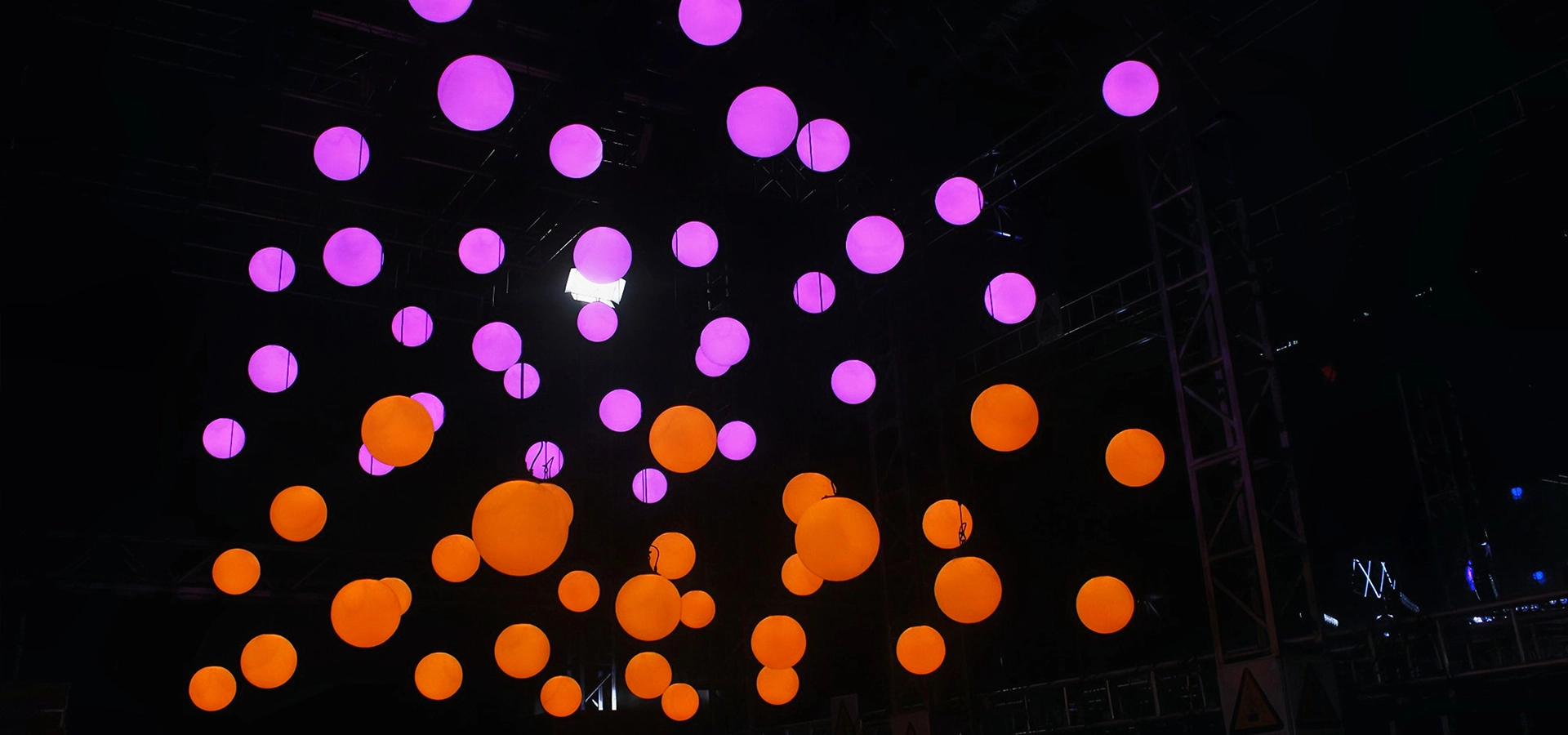 The innovative DLB kinetic lights device “Kinetic Moon” is unveiled, adding a unique atmosphere to various scenes - FENG-YI