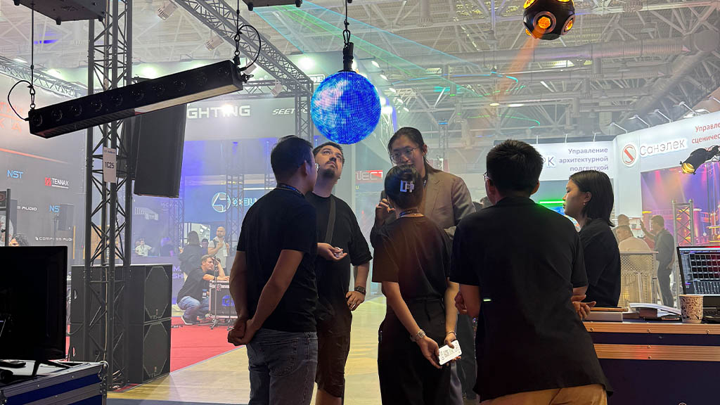 रूस के अंतर्राष्ट्रीय प्रकाश एक्सपो-01 में फेंगयी ने बिखेरा जलवा