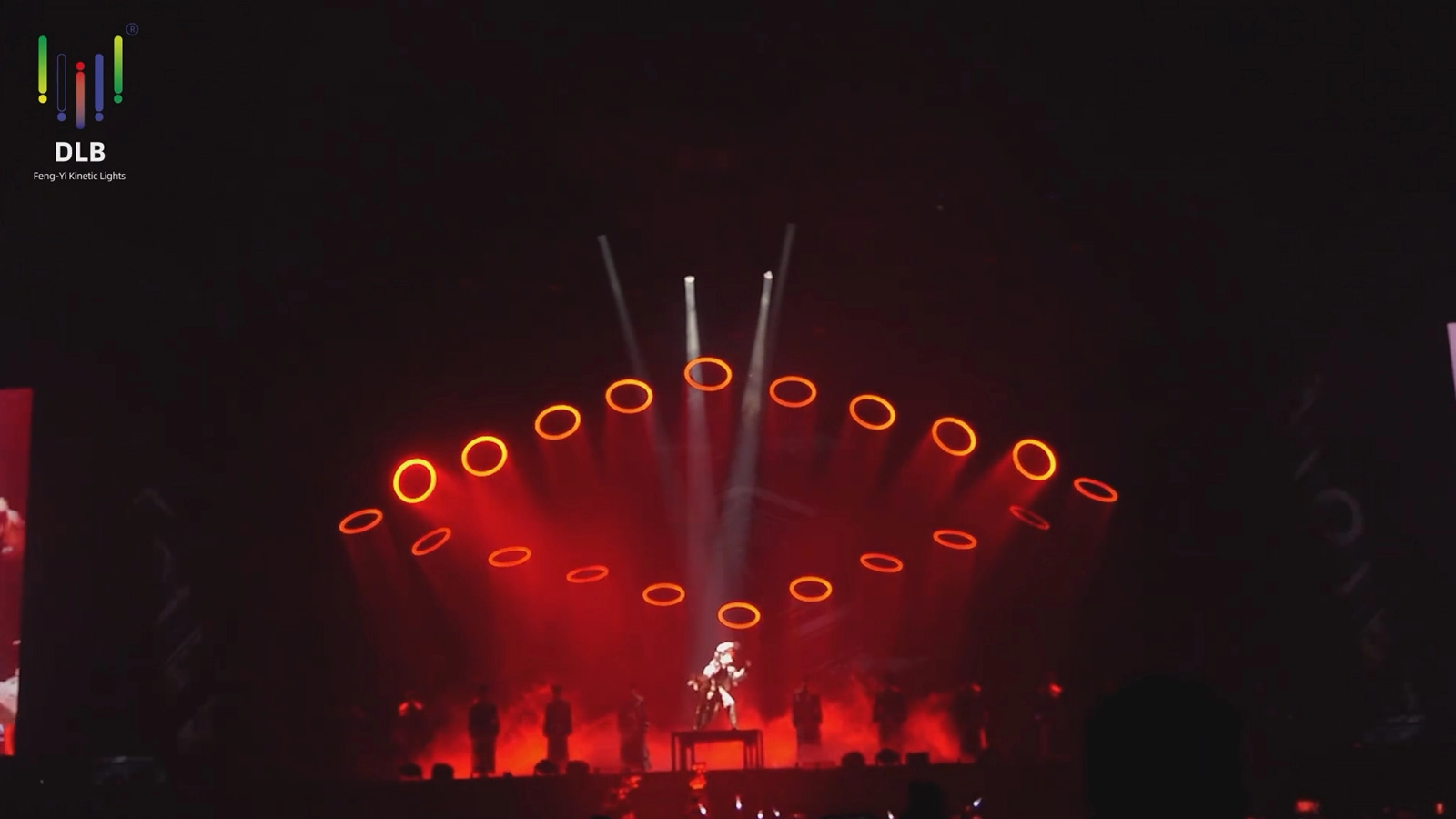 فينجي لايتنج تُعيد تعريف البهجة البصرية المثالية لحفل آرون كوك الأول - فينجي يي