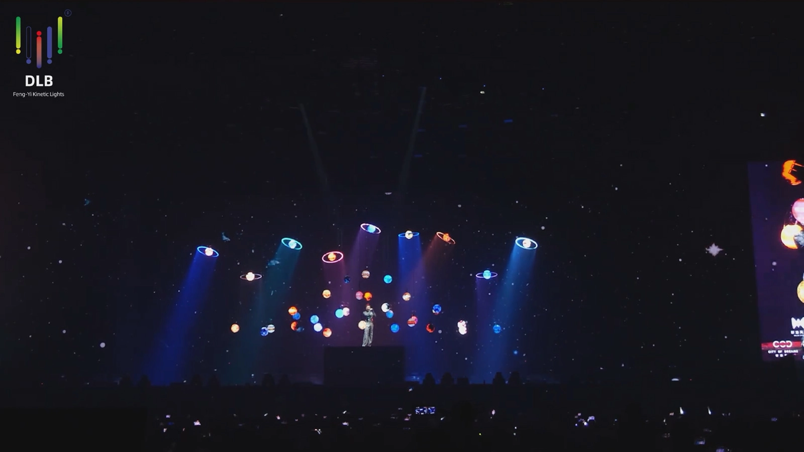 فينجي لايتنج تُعيد تعريف البهجة البصرية المثالية لحفل آرون كوك الثاني - فينجي يي