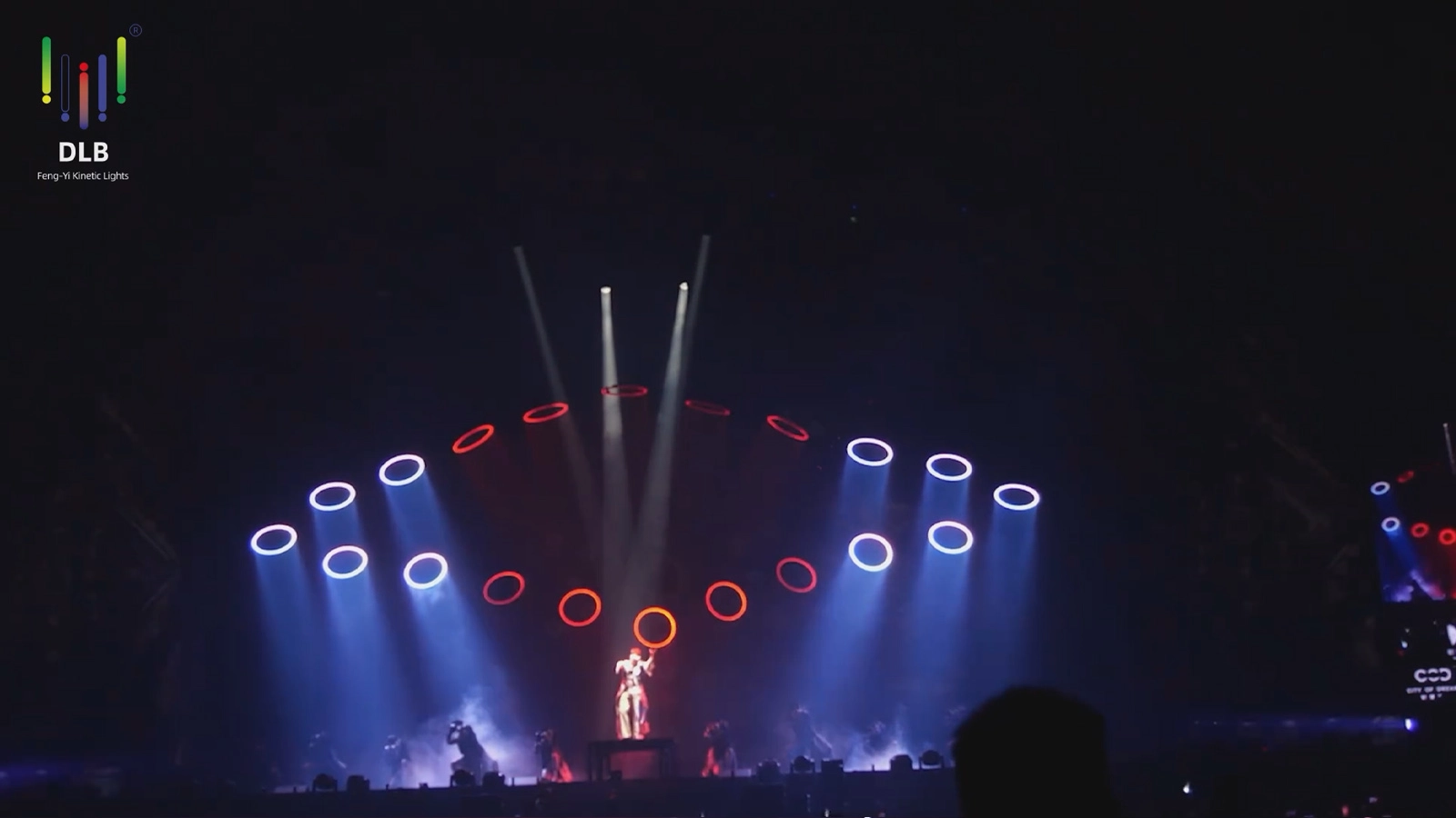 فينجي لايتنج تُعيد تعريف البهجة البصرية المثالية لحفل آرون كوك رقم 3 - فينجي يي