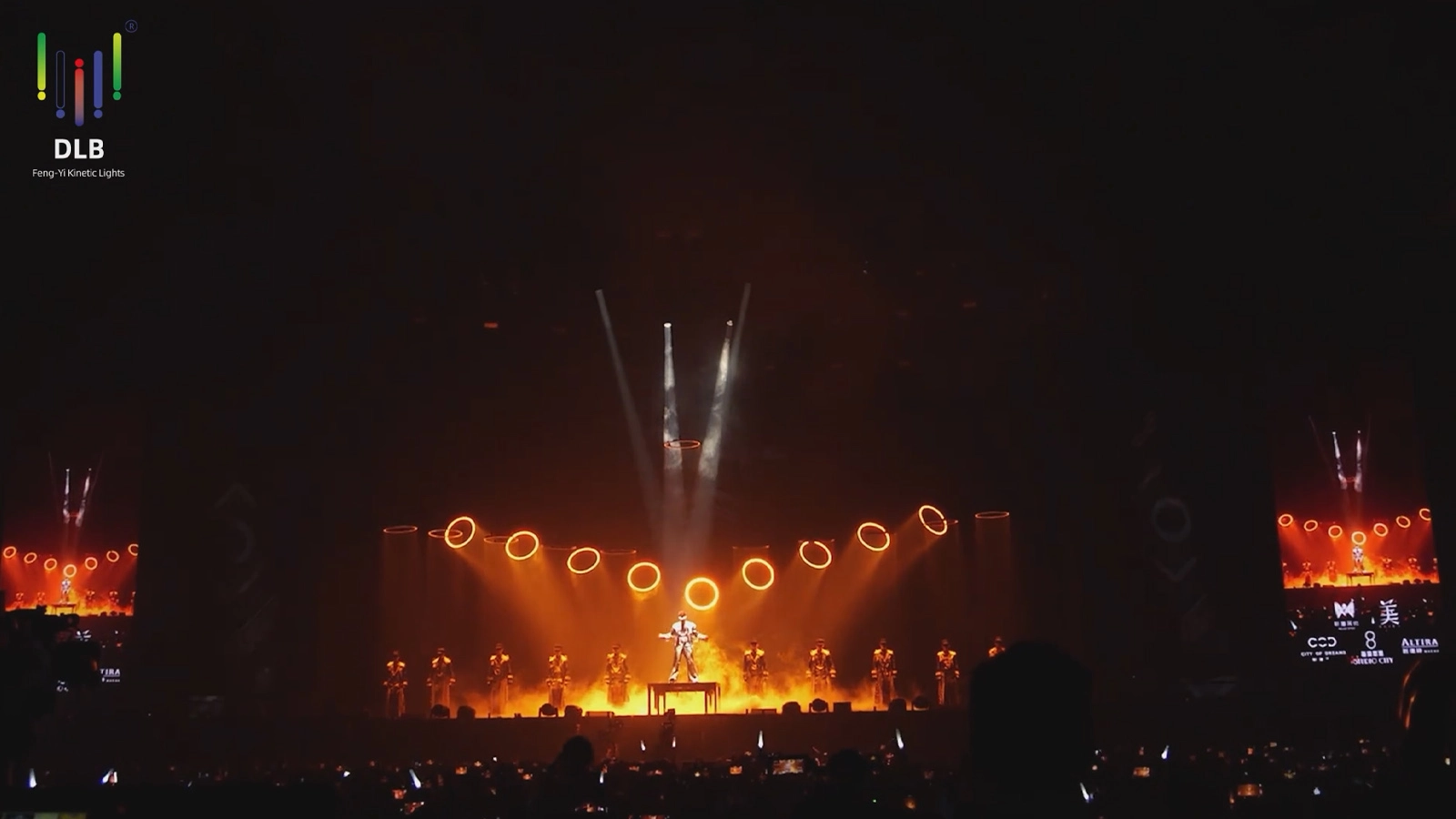 فينجي لايتنج تُعيد تعريف البهجة البصرية المثالية لحفل آرون كوك رقم 4 - فينجي يي