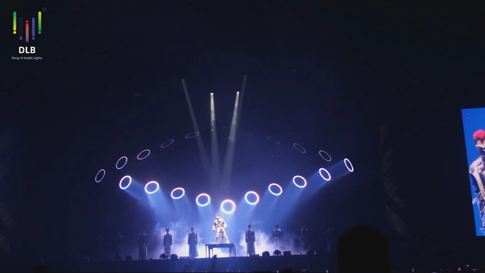 فينجي لايتنج تُعيد تعريف البهجة البصرية المثالية لحفل آرون كوك - فينجي