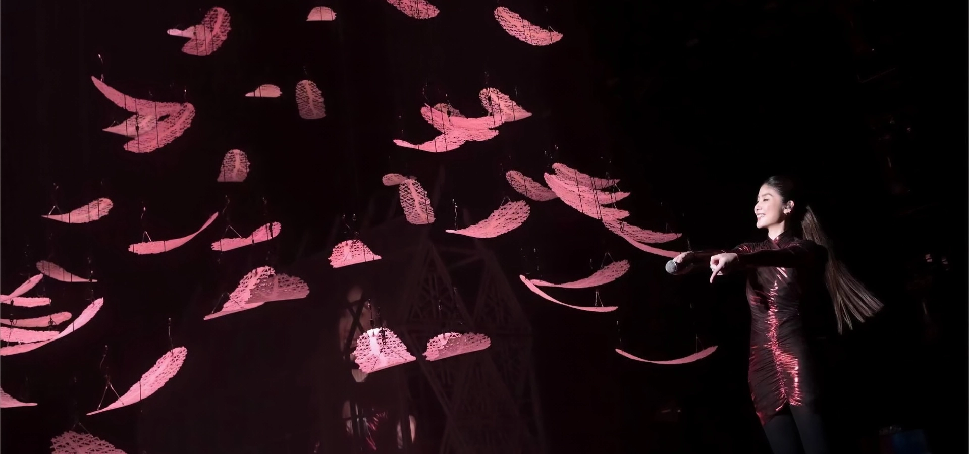 Kinetic art feathers created an artistic concert - FENG-YI