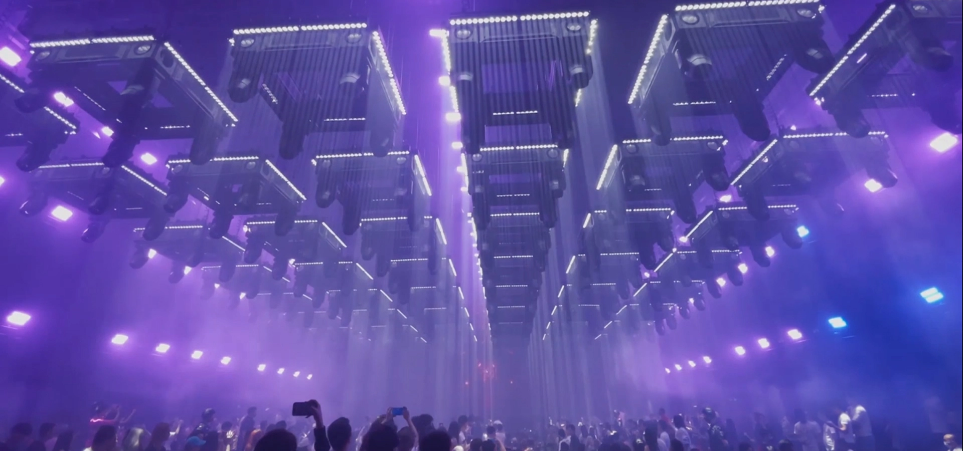 The kinetic lights creatives magic for the club - FENG-YI