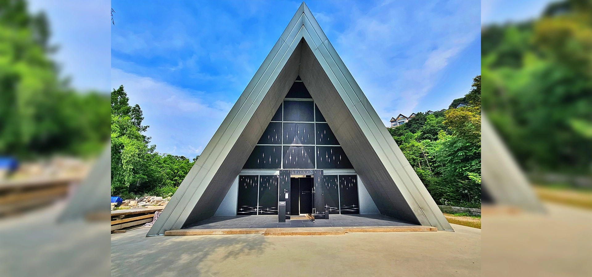 This is a visual feast exhibition - FENG-YI