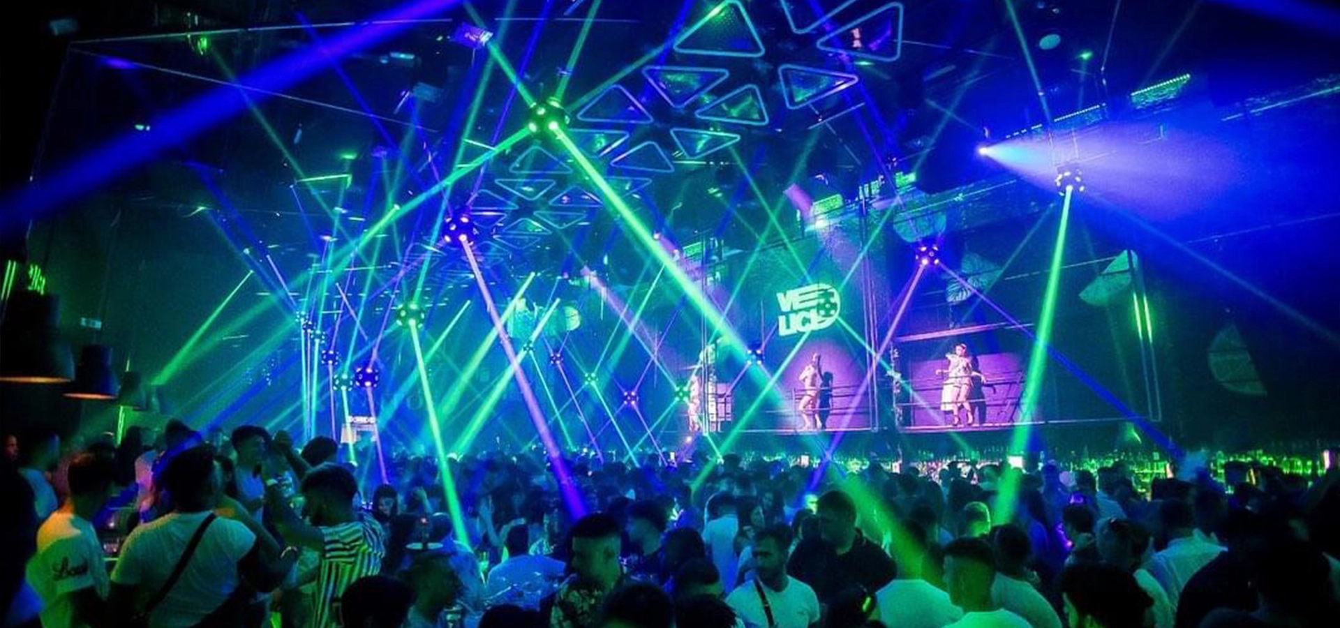 We use the kinetic lighting to create a dazzling club - FENG-YI