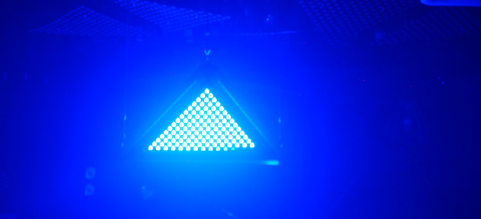 Kinetic LED Triangle Light    (2)